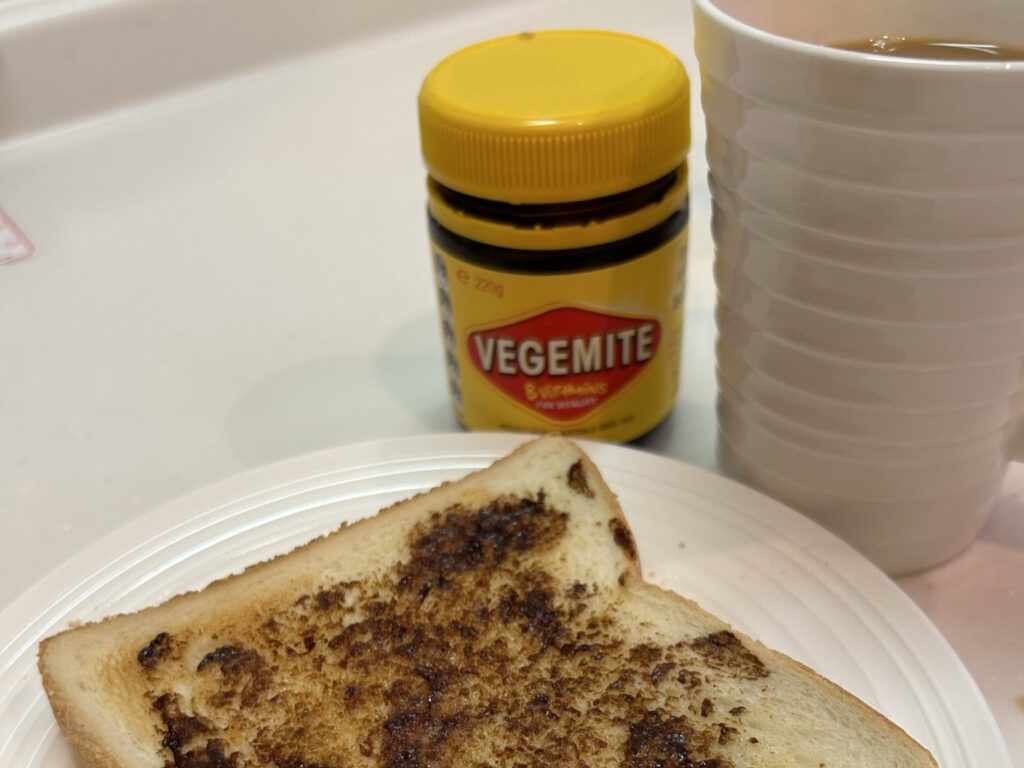 オーストラリアの国民食のベジマイトを塗ったトーストとコーヒー。