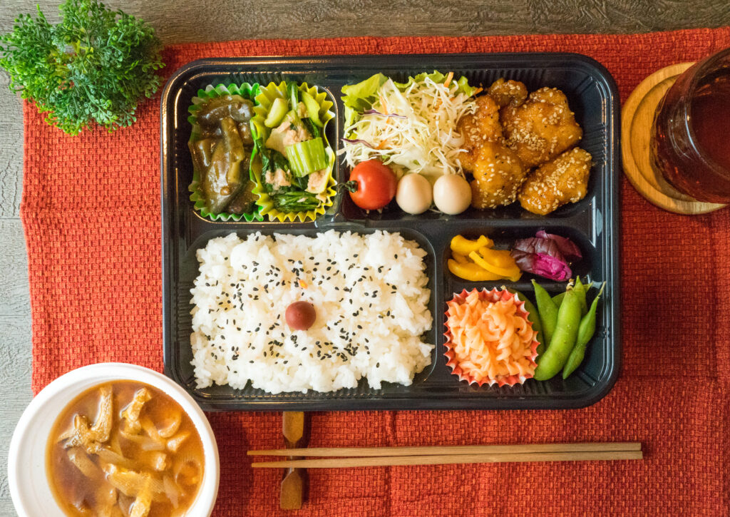 和食を中心としたたくさんのおかずが入った弁当。