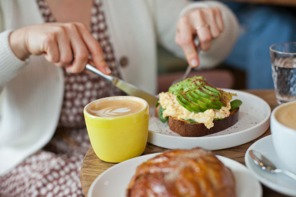 オーストラリアでは一般的な、アボカドトーストとカプチーノの朝食風景。