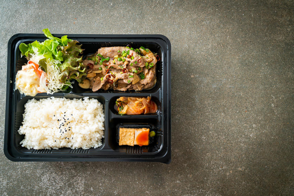 生姜焼き、ポテトサラダ、卵焼き、白米の弁当。