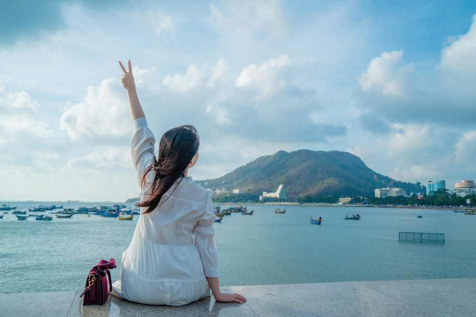 休暇を取って海辺で心身をリフレッシュしている女性。
