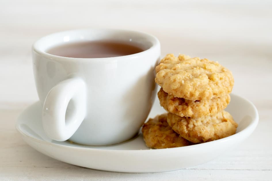 ティータイムの定番の紅茶とクッキーの組合せ。
