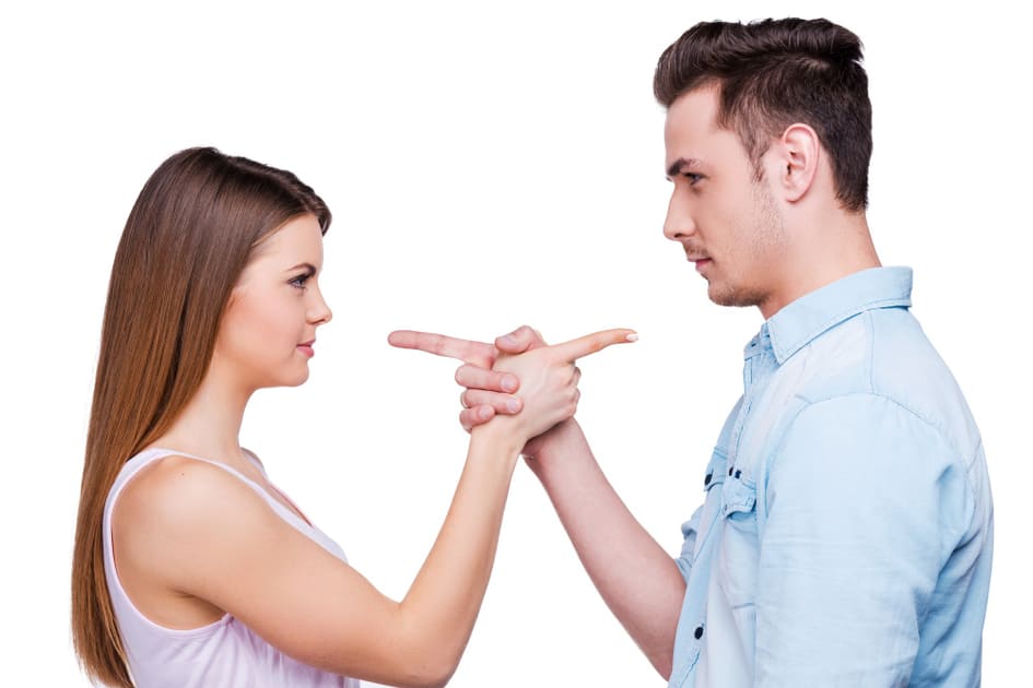 お互いを指さしながら思いを爆発させる男女カップル。