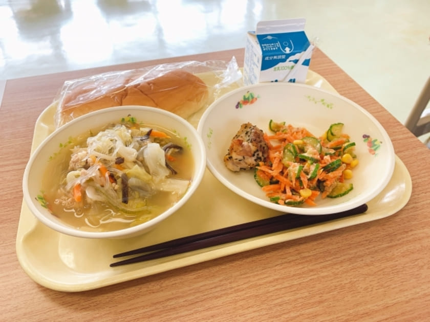 コッペパン、春雨スープ、おかず、牛乳がプレートにのった、日本の給食。