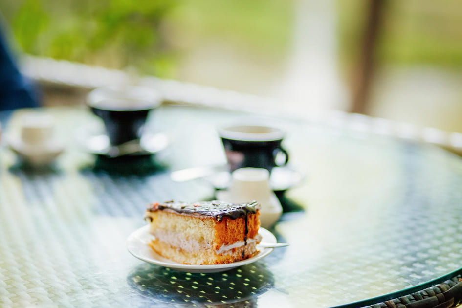 テラスで紅茶とケーキでティータイムを楽しんでいる。