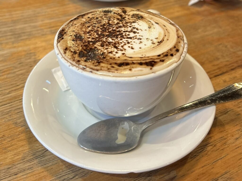 エスプレッソにふわふわのフォームが乗ったカプチーノ。