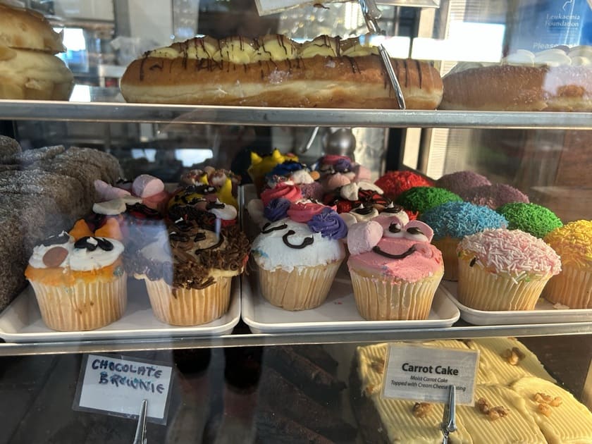 カラフルなクリームやチョコレートスプレーでデコレーションされた数々のカップケーキ。