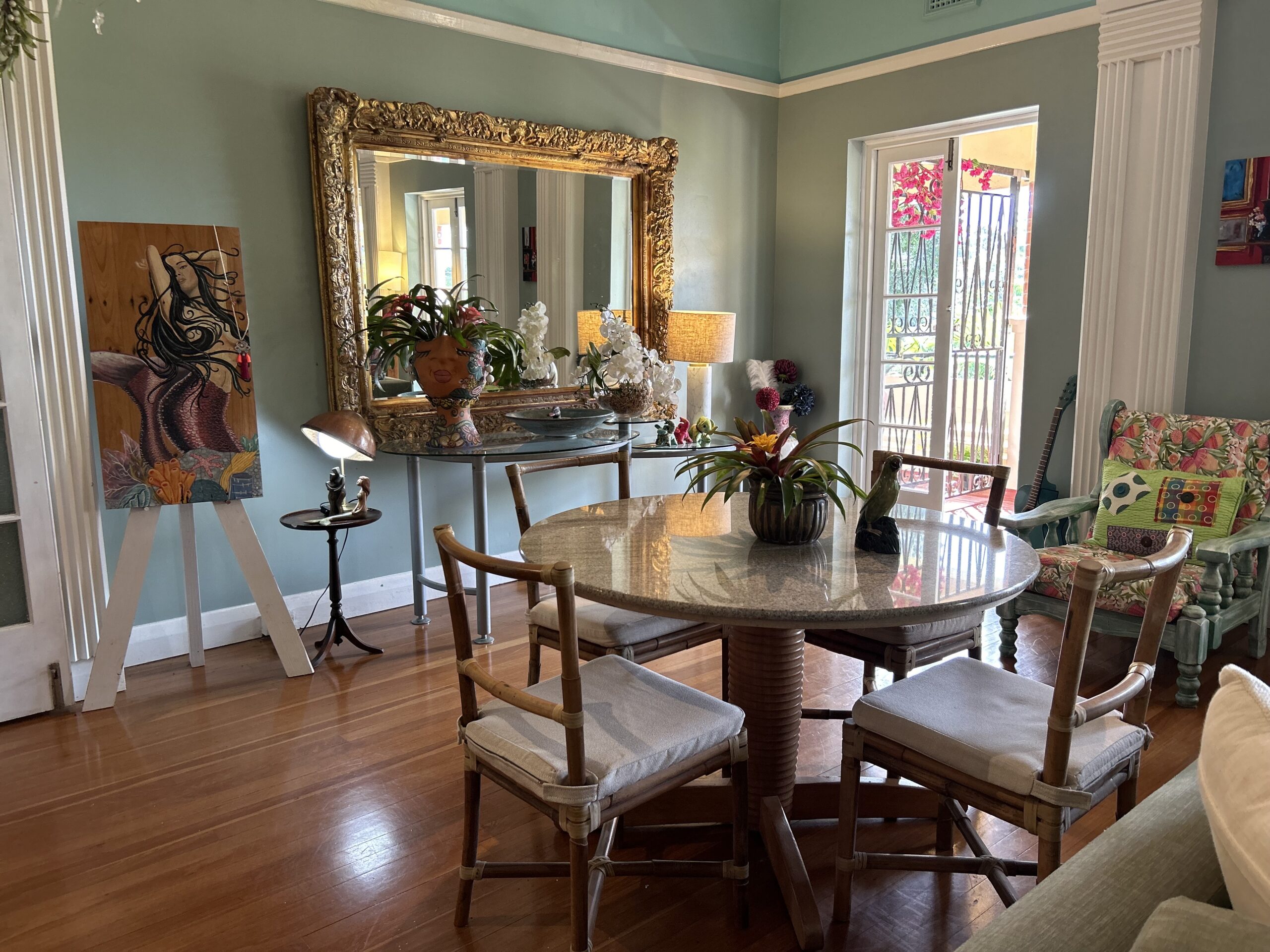 オーストラリアの住宅にある開放的なダイニング