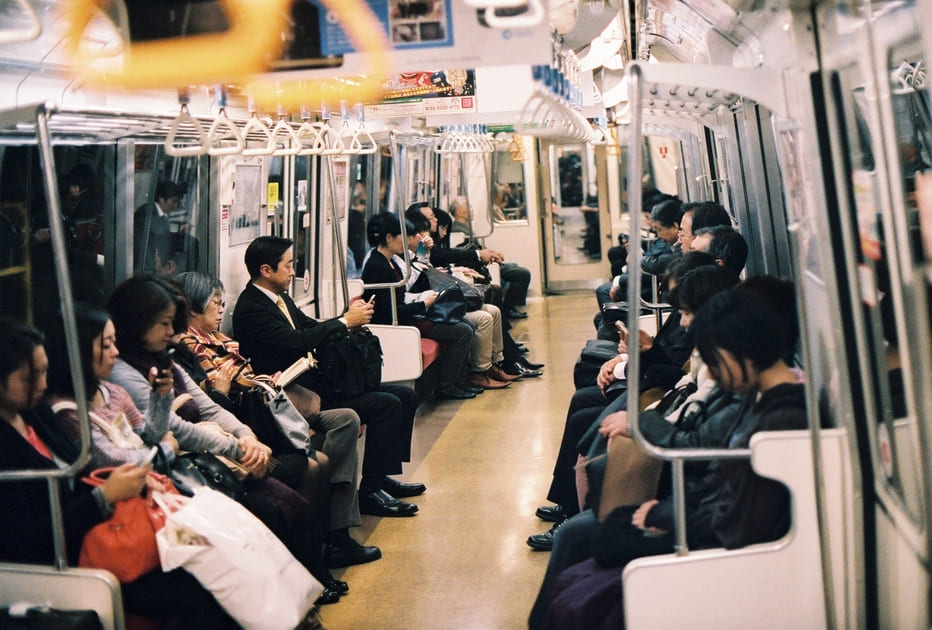 他人に迷惑をかけないよう、電車内で静かに過ごす乗客たち。