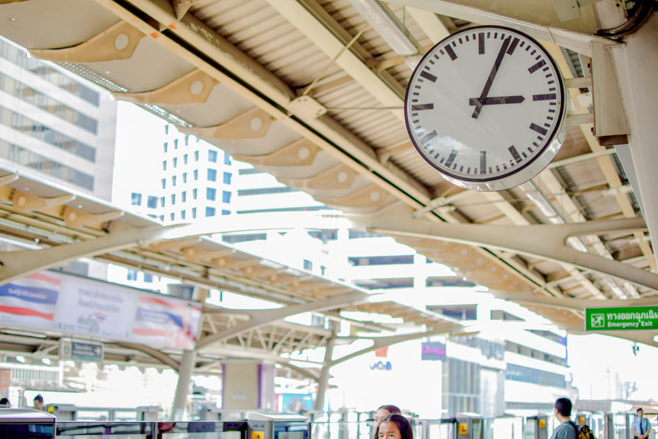 プラットホームで乗客に時間を知らせる時計。