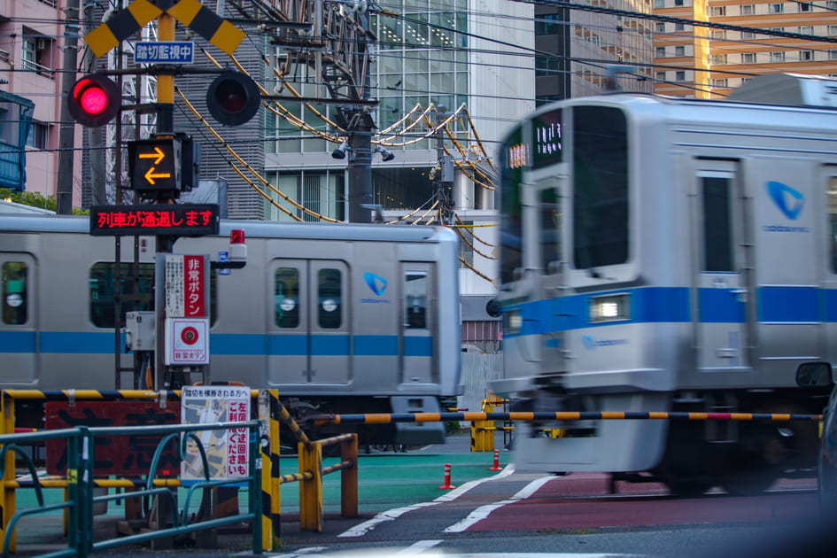 踏切内を往来する電車。