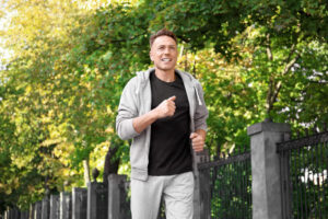 病気にならないようにランニングをして予防する健康的な男性。