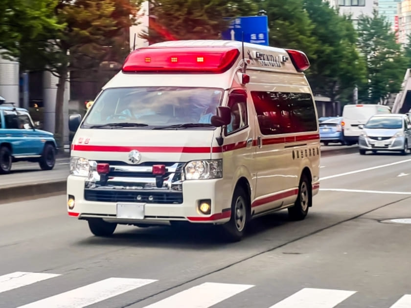 命を救うために道を急ぐ日本の救急車。