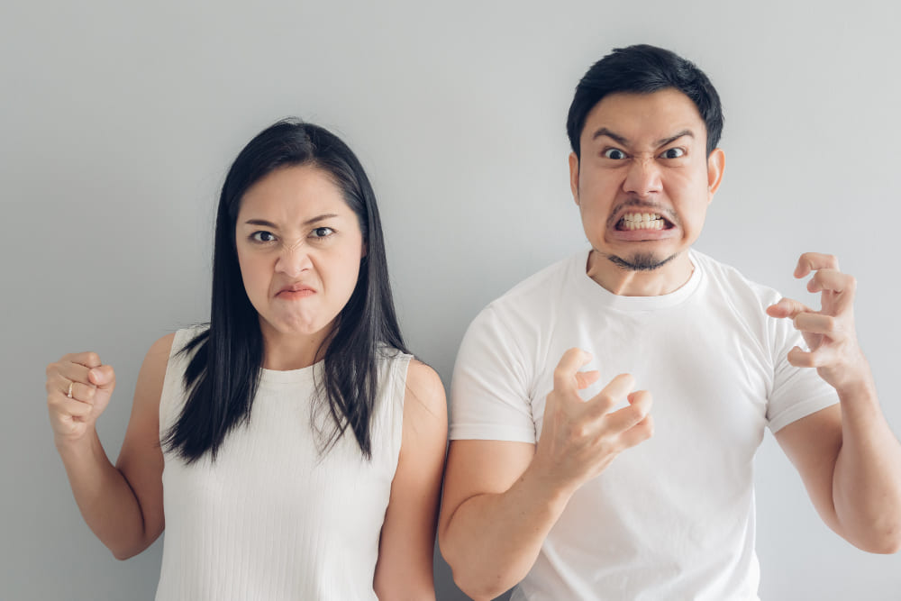 若いモンスターペアレンツが鬼の形相で怒っている。