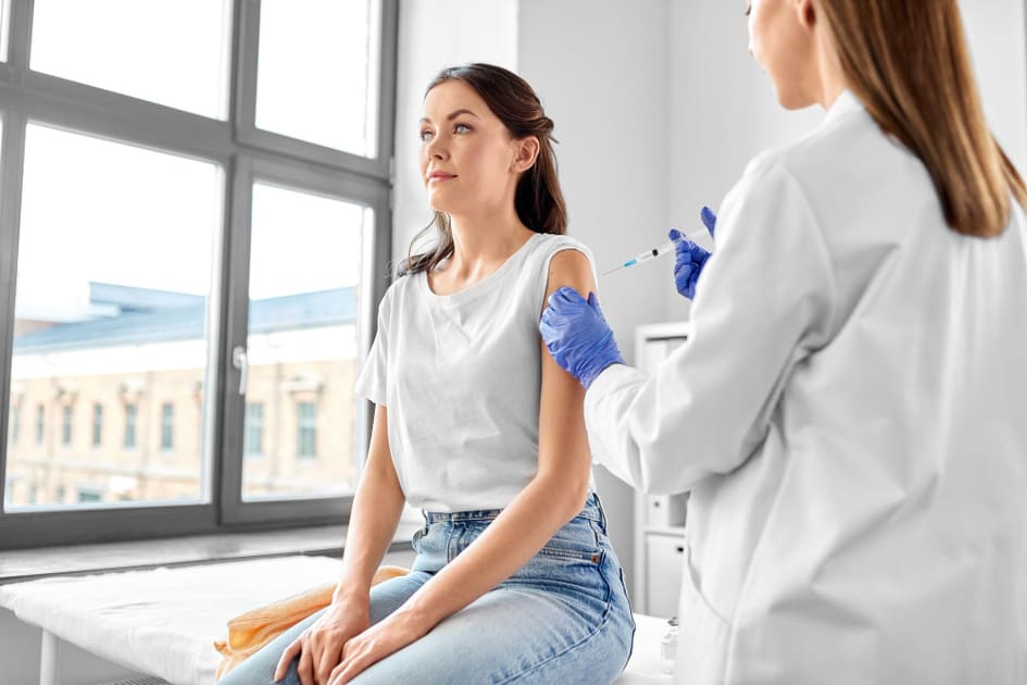 予防のためにワクチン注射を打つ健康に気を付けている若い女性。