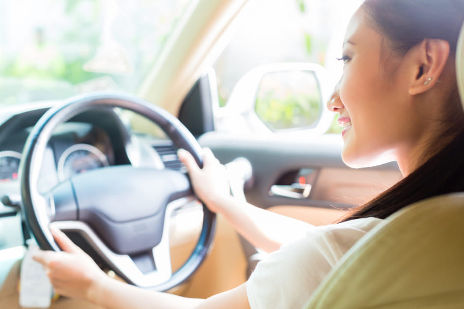 安全運転を心掛けながら運転している女性。