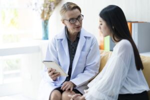 GPから医療制度の話を聞く患者。