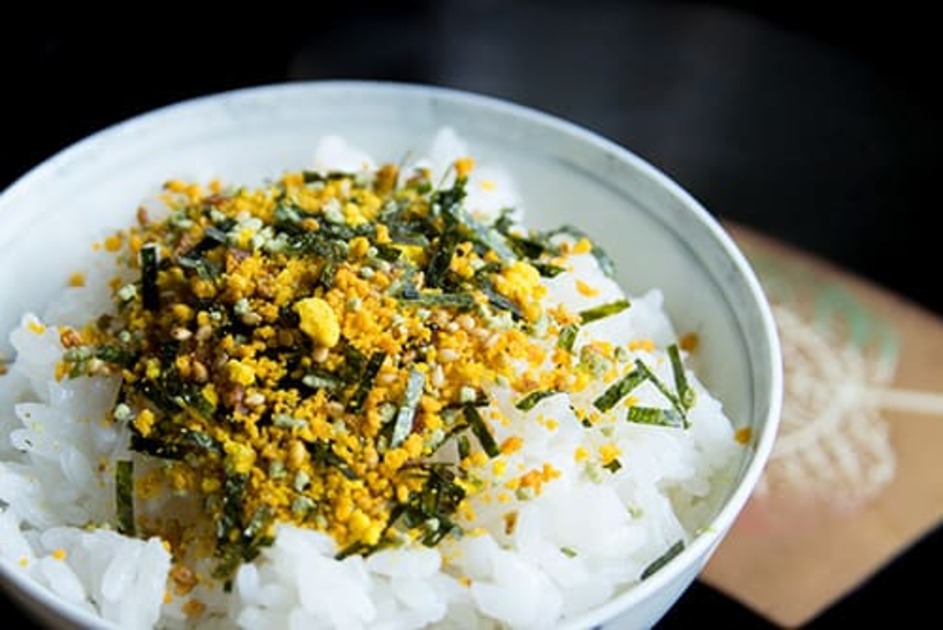 たまごのふりかけがかかっているお茶碗に入った炊き立てのご飯。