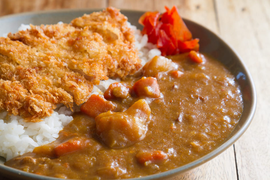 トンカツがトッピングされたカレーライス。
