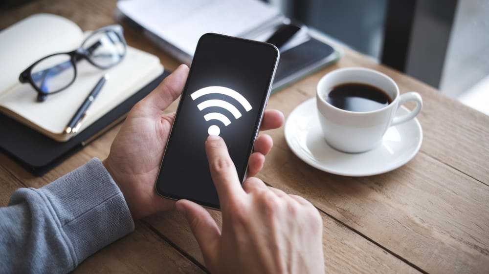 ホームステイ先でWi-fiを使ってスマホを使用している。