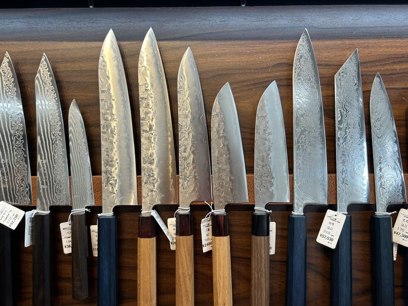 海外で人気が高い日本の包丁が横に並べてある。