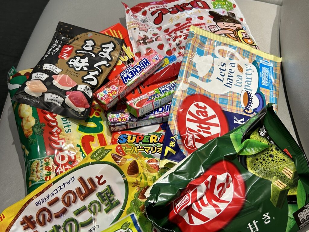 所狭しと並べられた、海外で人気が高い日本の代表的なお菓子の品々。