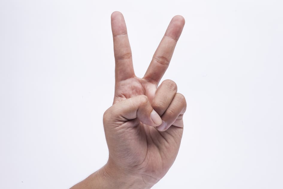 ピースサインをしている左手。