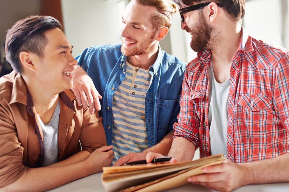 学校間交流でオーストラリアを訪問し、男子学生と談笑している日本の男子学生。