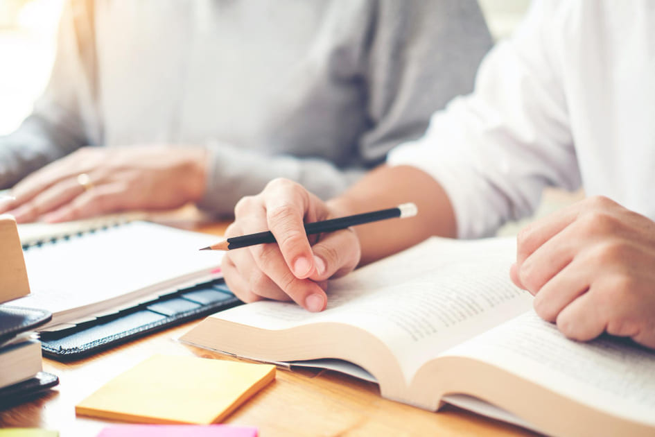 熱心に日本語を学習している学生