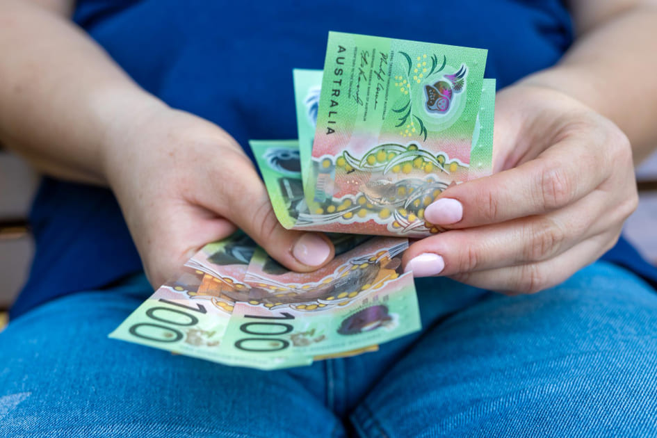 災害義援金として用意したオーストラリアドル札を手に持つ親日家の女性