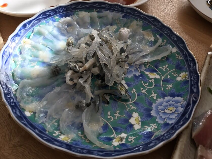 「てっさ」と呼ばれる、ふぐを超薄切りに捌いた刺身