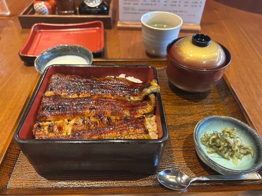 値段は高いが、香ばしい香りが食欲をそそる鰻重。