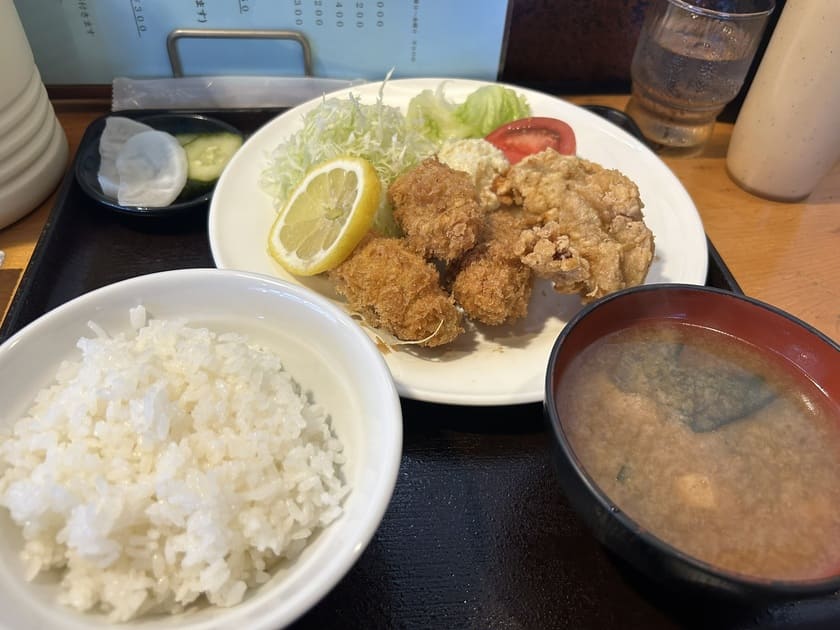 オーストラリア人に大人気の、しょうゆ、にんにく、しょうがで味付けられた唐揚げ定食。