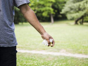 ゴミを持つ男性の手