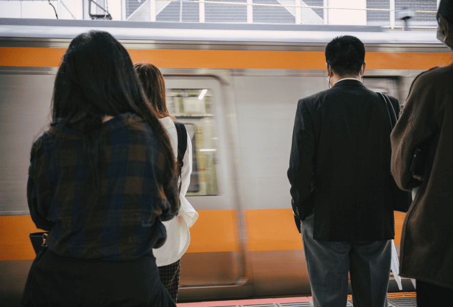 日本のよさの一つ、整列して電車を待つ姿。