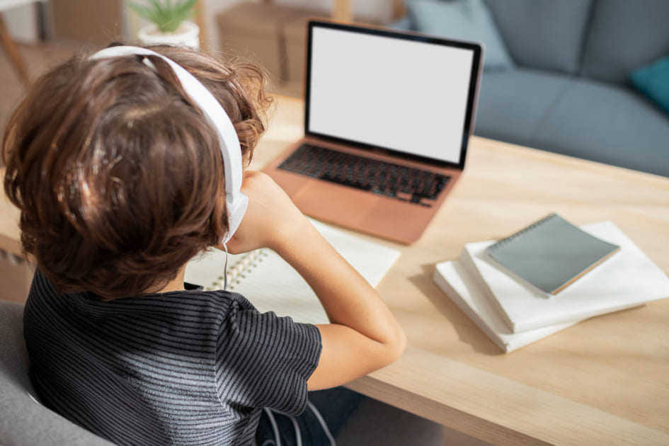 kids-using-ai-laptop