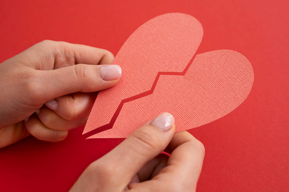 国際恋愛における文化の違いで傷ついたハートマークを持つ手
