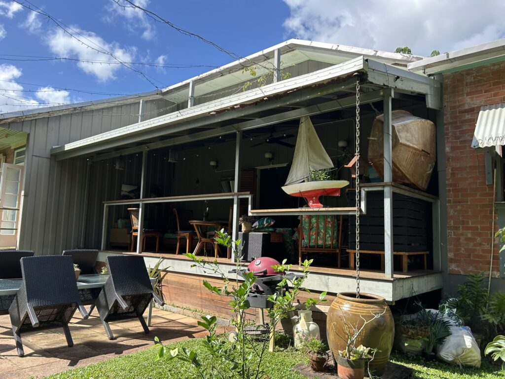 軒があるデッキテラスにテーブルセットを置いてお外文化を楽しめるオーストラリアの家