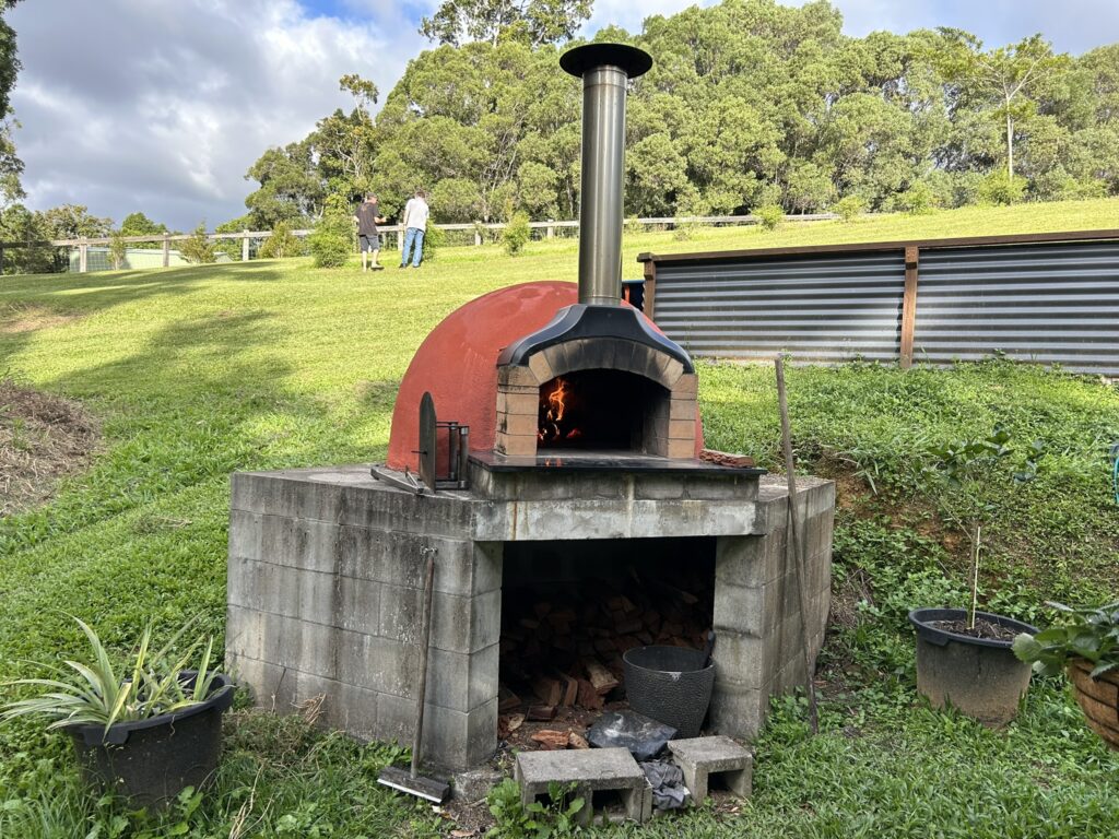 オーストラリアの家の庭に作られたピザ焼き窯