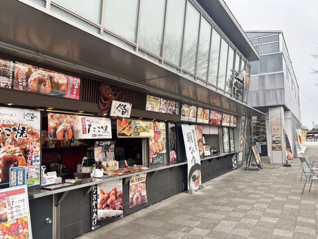 サービスエリアのスナックコーナー。たこ焼きやソフトクリームなどの軽食の店が並んでいる。