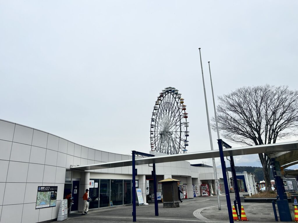 観覧車がある、東名高速道路上り線の富士川サービスエリア。