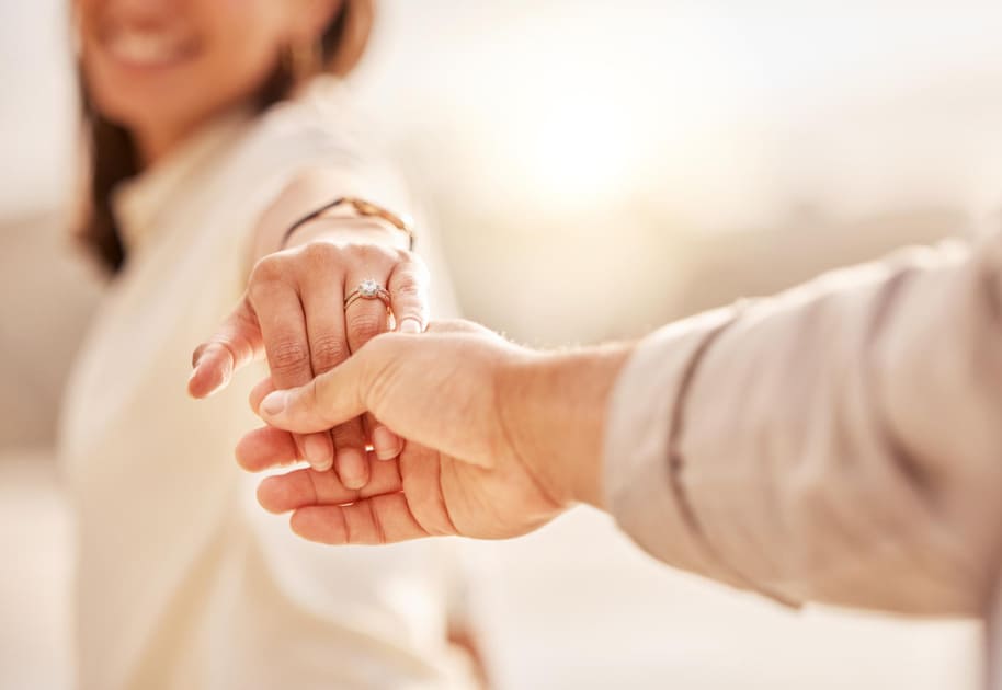 relationship-woman-man-hold-hands